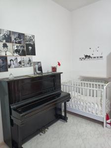 een zwarte piano in een kamer met een wieg bij le note di Napoli in Napels