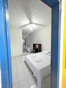 a bedroom with a bed in a room at Pousada das Ostras in Anchieta