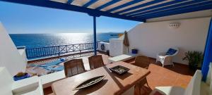 普拉亚布兰卡Erizo de mar的带桌椅和海景的阳台