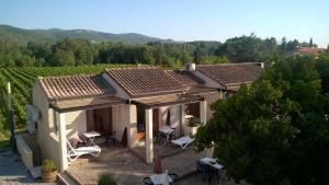 an aerial view of a house in a vineyard at Hôtel Restaurant Douce France in Saint Alban Auriolles