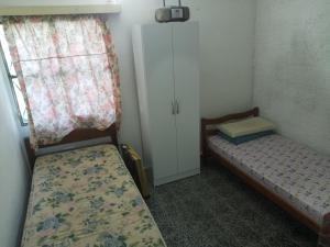 Habitación pequeña con 2 camas y armario en Paraiso en Salinas 