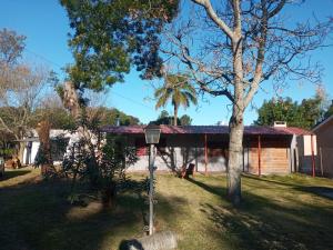 una casa con una luz de la calle en el patio en Paraiso en Salinas 