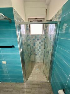 eine Dusche mit Glastür im Bad in der Unterkunft Starting Point Napoli in Neapel