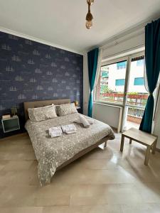 ein Schlafzimmer mit einem Bett und einer blauen Wand in der Unterkunft Starting Point Napoli in Neapel