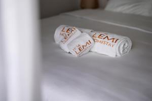 順化的住宿－Lemi - Homestay in Hue，床上有两卷卫生纸