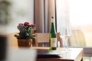 a bottle of wine and a glass on a table at WEINBLICK & WEINGUT Grafinger in Senftenberg