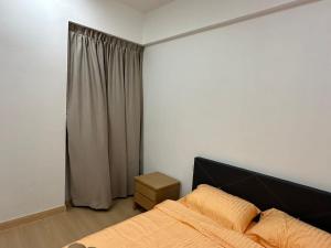 Un dormitorio con una cama y una cortina. en GVR Genting Highlands, en Genting Highlands 42 fotos más