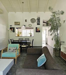 ein Wohnzimmer mit einem Sofa und einem Tisch in der Unterkunft OlaLasGrutas Casa 4ta Bajada in Las Grutas
