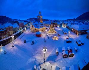 une ville couverte de neige la nuit dans l'établissement Dayan's House, à Sînpetru