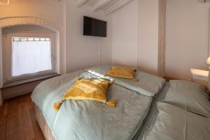 1 dormitorio con 1 cama con 2 almohadas en Ca Paradiso, en Caprino Veronese