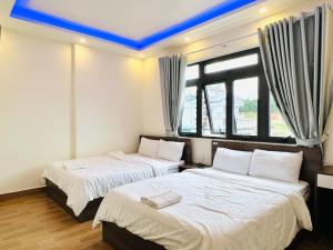 Letto o letti in una camera di Hotel Duy Dũng - Đà Lạt