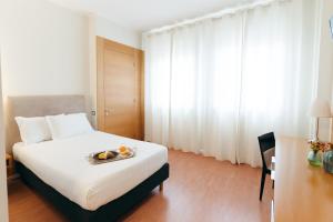 Un dormitorio con una cama con una bandeja de fruta. en Hotel Excelsior Bari en Bari