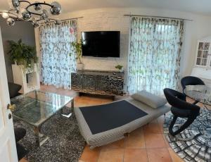 TV a/nebo společenská místnost v ubytování Wohnung 5 mit Garten und sonniger Terrasse