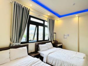 Letto o letti in una camera di Hotel Duy Dũng - Đà Lạt
