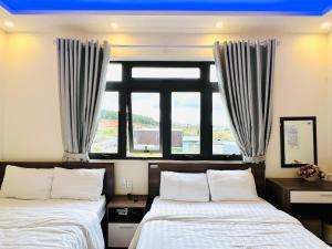Letto o letti in una camera di Hotel Duy Dũng - Đà Lạt