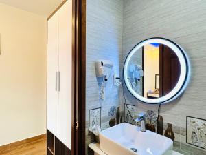 un bagno con lavandino e specchio di Hotel Duy Dũng - Đà Lạt a Da Lat