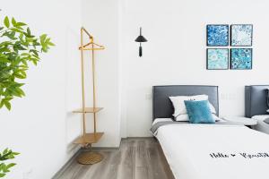 Postel nebo postele na pokoji v ubytování Seabreaze Garden