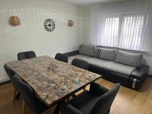 sala de estar con mesa y sofá en Ferienhaus Formidable en Nidderau