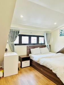 Letto o letti in una camera di Hotel Duy Dũng - Đà Lạt