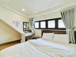 Letto o letti in una camera di Hotel Duy Dũng - Đà Lạt