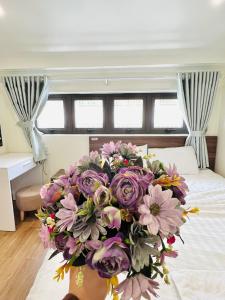 Letto o letti in una camera di Hotel Duy Dũng - Đà Lạt