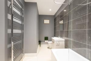 a bathroom with a toilet and a shower and a sink at Elegant 2 Bedroom Seymour Apartment by Smart Apartments in Southampton