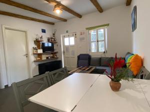 uma sala de estar com uma mesa e um sofá em Holiday Home Ruby em Sveti Jakov