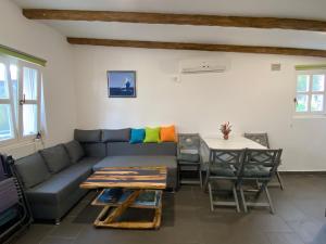 een woonkamer met een bank en een tafel bij Holiday Home Ruby in Sveti Jakov