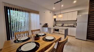 cocina y comedor con mesa y sillas en Los Carpinchos: Duplex en Federación