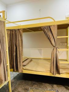 Etagenbett in einem Zimmer mit Vorhang in der Unterkunft wuiD stayin wakeupinDoon in Dehradun
