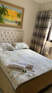 a bedroom with a bed with a knife and scissors on it at Praia Grande Gorja Premium - 200m da Praia, Garagem, WI-FI, Ar Condicionado, Cinema, Home Office e Varanda in Praia Grande
