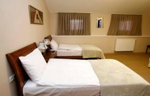 een hotelkamer met 2 bedden in een kamer bij Hotel Abu in Goedaoeri