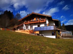 una casa en la cima de una colina en Haus Joelblick en Oberau