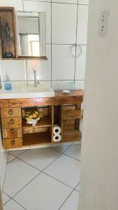 - une cuisine avec un évier et un comptoir dans l'établissement Suite Baia dos Corais, à Angra dos Reis