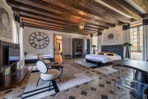 1 dormitorio con 2 camas y reloj en la pared en Château de la Ronde, en Vivy
