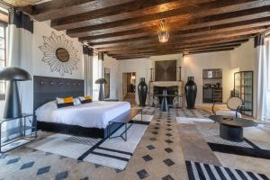 1 dormitorio con 1 cama grande y chimenea en Château de la Ronde, en Vivy