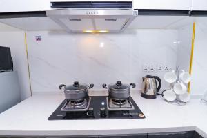 dos ollas en una estufa en una cocina en Purity's homes, en Nairobi