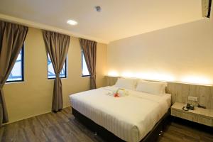 Un pat sau paturi într-o cameră la De Parkview Hotel