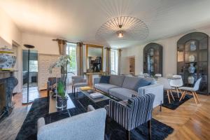 ein Wohnzimmer mit Sofa und Tisch in der Unterkunft Château de la Ronde in Vivy