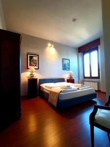um quarto com uma cama grande e uma janela em bb26 Piave apartment city center em Cremona