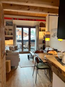 Appartement ensoleillé aux Tines, vue Massif في شامونيه مون بلان: غرفة معيشة مع أريكة وطاولة