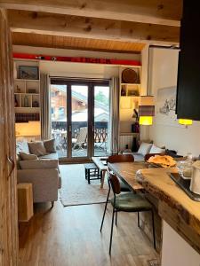 una sala de estar con un sofá y una mesa en Appartement ensoleillé aux Tines, vue Massif, en Chamonix-Mont-Blanc
