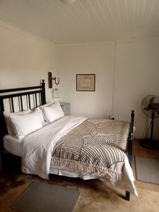 A bed or beds in a room at Saffier river cottage Farmstay