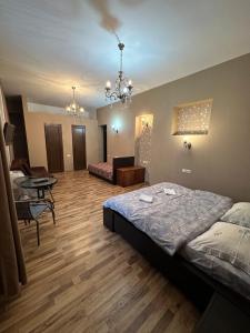 ein Schlafzimmer mit einem Bett und einem Tisch darin in der Unterkunft Hotel M.Classic in Tbilisi City