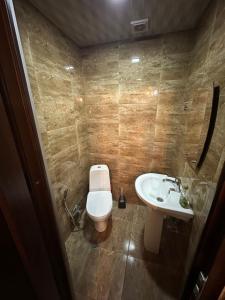 uma pequena casa de banho com WC e lavatório em Hotel M.Classic em Tbilisi