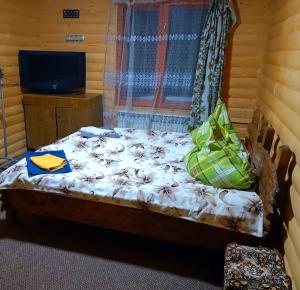 Ce lit se trouve dans un dortoir doté d'une télévision. dans l'établissement У Віталії, à Verkhniy Bystryy