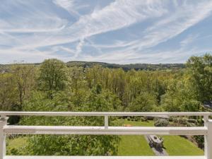 een uitzicht vanaf het balkon van een huis bij Hotel Dufays in Stavelot