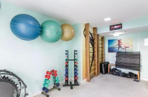 Zimmer mit einem Fitnessraum mit Kugeln an der Wand in der Unterkunft Ap Barra da Tijuca RJ Praia in Rio de Janeiro