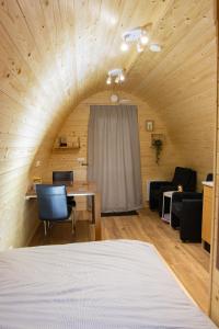 Camping pod Lyts Dekema 1 في Baard: غرفة بسرير وطاولة وأريكة