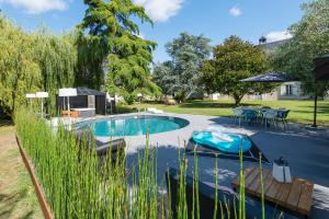 una piscina en un patio con mesa y sillas en Château de la Ronde, en Vivy